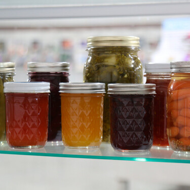 La forma más fácil de eliminar los malos olores de los tarros de vidrio que quieras reutilizar