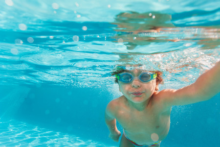 Las increíbles imágenes de un niño de tres años salvando a un amigo de morir ahogado en una piscina