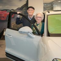 "No queda chaval de 19 años que papá no haya dejado atrás": el aniversario de dos nonagenarios que terminó con la compra de su primer Porsche