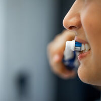 Cinza de ossos, hortelã e até xixi: como as pessoas faziam a higiene bucal antes da invenção da pasta de dente e da escova com cerdas de nylon 