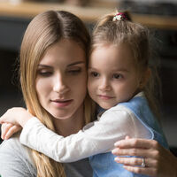 La depresión postparto podría aparecer por primera vez años después del nacimiento de los hijos