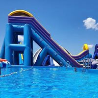 Este es el parque acuático hinchable más grande de España a una hora de Madrid. Con toboganes, piscinas y nada masificado 