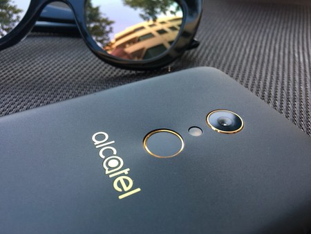 Una imagen filtrada deja al descubierto los planes de Alcatel para 2018