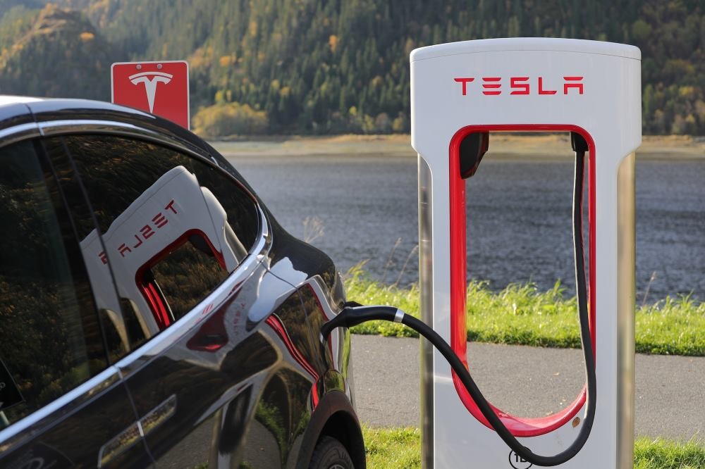 Tesla te hará rico destruyendo a BMW y a Uber 