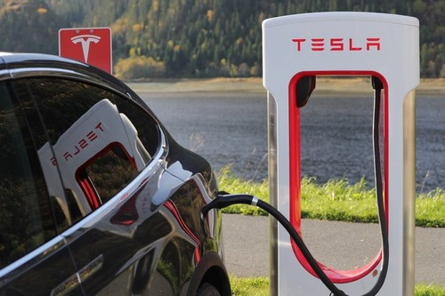Tesla te hará rico destruyendo a BMW y a Uber 