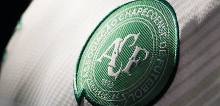 FIFA 17 homenajea a los jugadores del Chapecoense regalando sus equipaciones y su escudo