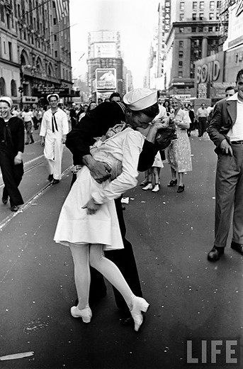 Así fue como un físico resolvió el misterio de la mítica fotografía del beso en Times Square
