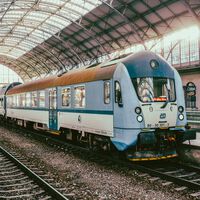 Mientras Europa catapulta sus rutas en tren, EEUU las entierra: su única solución son más autopistas 