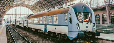 Mientras Europa catapulta sus rutas en tren, EEUU las entierra: su única solución son más autopistas 