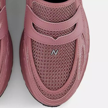 No son unas zapatillas, son los mocasines de New Balance color vino rosado que vamos a llevar de la oficina la terraza todo el verano 