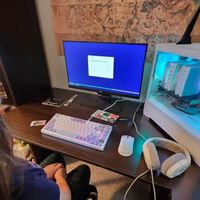 Pai deixa filha de 9 anos montar o próprio PC; ela faz tudo sozinha e até ganha uma placa de vídeo de presente dos fãs 