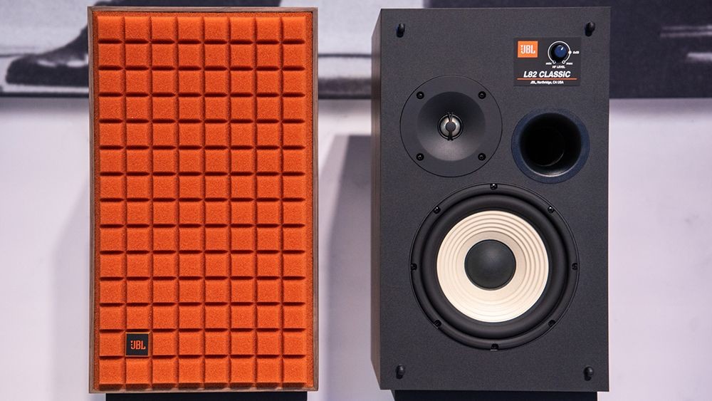 Parecen una pieza de Lego gigante, pero son los nuevos altavoces JBL L82 Classic con driver de 8 pulgadas