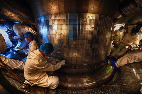 Operarios trabajan en el reactor tokamak de energía de fusión nuclear EAST en China