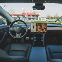 Elon Musk prometió que los Tesla se conducirían solos. Ahora tienes que dar un cursillo para conducir con el Autopilot