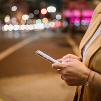 El "peatón tecnológico" se ha convertido en un serio problema: ya son el principal motivo de atropellos