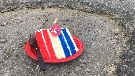 Este hombre le ha montado una fiesta de cumpleaños a un bache de Kansas City, y ha conseguido que lo arreglen