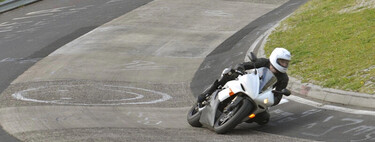 El récord de Nürburgring en moto se marcó con una Yamaha R1 reparada hace 15 años. Desde entonces miles de moteros lo han intentado sin éxito 