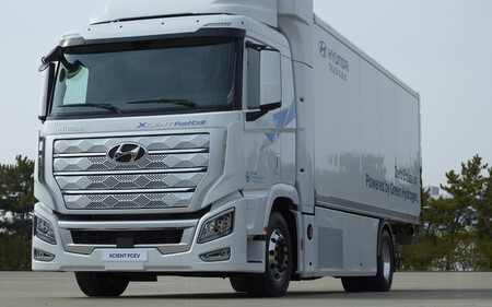 Hyundai Xcient Fuel Cell 02 1610