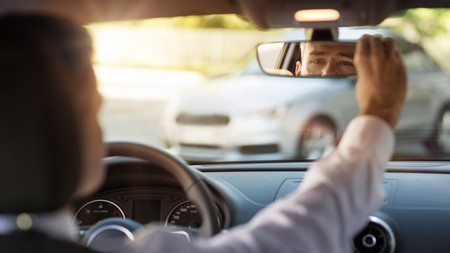 hombre mirándose por el retrovisor