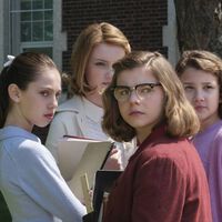 Los inquietantes créditos iniciales de 'It: Bienvenidos a Derry' están repletos de guiños al universo de Stephen King. Un prólogo sangriento y cargado de nostalgia