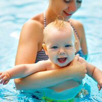 El primer verano del bebé: lo que debes saber para que disfrute de sus baños en la piscina y en el mar