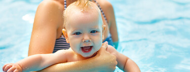 El primer verano del bebé: lo que debes saber para que disfrute de sus baños en la piscina y en el mar