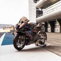 BMW quiere revolucionar las motos con un invento loco de la F1: un ventilador que te ayuda a tumbar. Y ya está patentado 