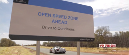 El Porsche 918 Spyder a 350 km/h en Australia en carretera abierta. ¡Como para que se le cruce un canguro!