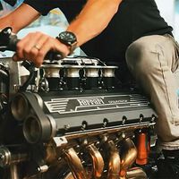 Alguien ha creado en su casa una moto de 400 CV utilizando el motor de un Ferrari. Y suena mejor que una MotoGP