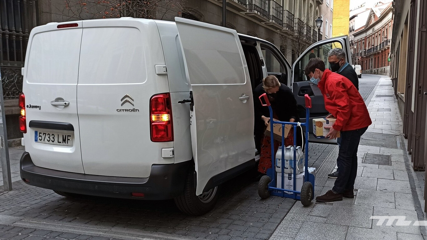 Probamos la Citroën ë-Jumpy como se prueba una furgoneta eléctrica de reparto: repartiendo víveres en la ciudad