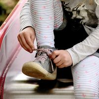 Nueve trucos para enseñar a los niños a atarse los cordones 