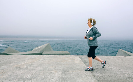 Cómo entrenar después de los 50 (y las mejores actividades y ejercicios para hacer en la menopausia)