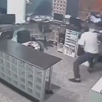 Los increíbles reflejos de un administrativo que coge al vuelo a un bebé que se iba directo al suelo 