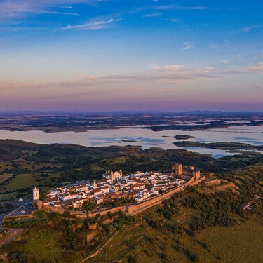 Parece al lado del mar, pero está tierra adentro: el pueblo portugués del Alentejo que presume de castillo y casco histórico 