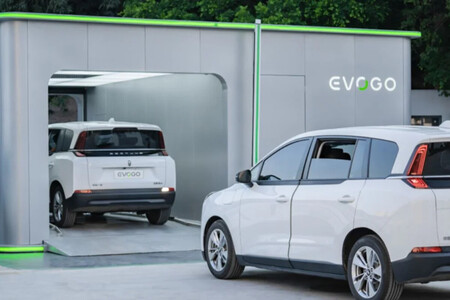 Na China, recarregar um carro elétrico na tomada é coisa do passado: agora existem carros com baterias intercambiáveis em postos de gasolina.