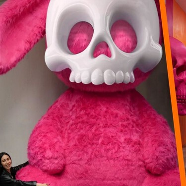 Cráneos gigantes en forma de conejos y una sala infinita: así es Skulls & Art 2025 en CDMX