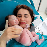 Los beneficios de esperar unos minutos a cortar el cordón umbilical se ven incluso años después