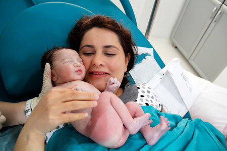 Los beneficios de esperar unos minutos a cortar el cordón umbilical se ven incluso años después