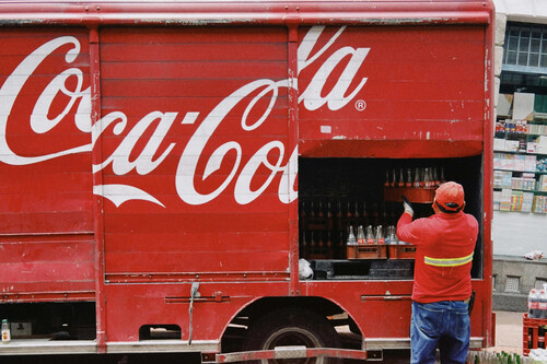 Es mexicana, vende más Coca-Cola que nadie en el mundo y emplea a casi 400,000 personas: se llama FEMSA