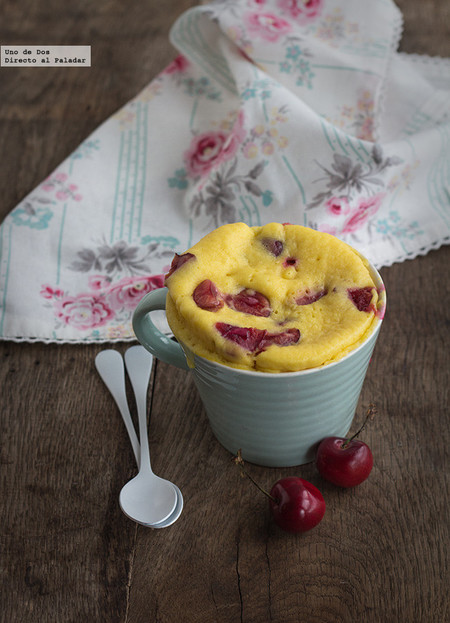 Bizcocho de queso y cerezas en taza. Receta