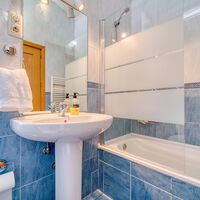 Tener una bañera o un plato de ducha era lo más hace 40 años, pero esta tendencia moderna y minimalista es mejor si tienes poco espacio 