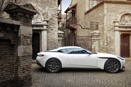Aston Martin confirma un futuro DB11 AMR, no sabemos si por error o deliberadamente