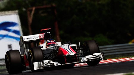 GP de Hungría F1 2011: HRT lleva a los dos coches a la línea de meta y Daniel Ricciardo termina por delante de Vitantonio Liuzzi