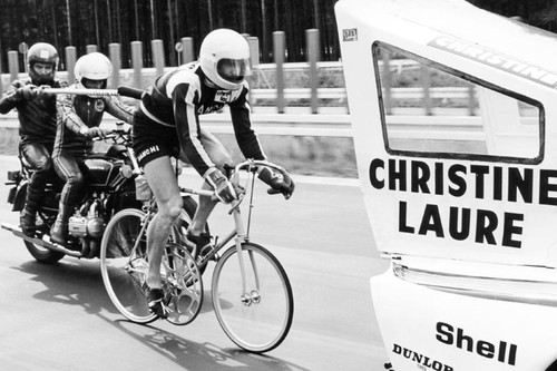 El loco intento de alcanzar 240 km/h en bicicleta a rebufo de un Porsche 935 Turbo de 800 CV