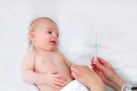 Se recomienda esperar media hora tras vacunar al niño para detectar posibles alergias 