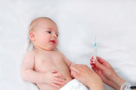 Se recomienda esperar media hora tras vacunar al niño para detectar posibles alergias