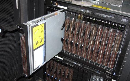 Un RACK nos ayuda a mantener ordenados nuestros servicios críticos