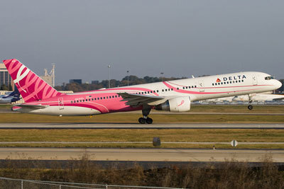 Delta pintó de rosa uno de sus aviones