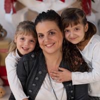 “Su valentía, sus sonrisas y sus ganas de jugar mientras luchaba contra el cáncer nos daban fuerza", hablamos con la madre de Abril