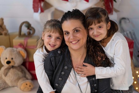 “Su valentía, sus sonrisas y sus ganas de jugar mientras luchaba contra el cáncer nos daban fuerza", hablamos con la madre de Abril